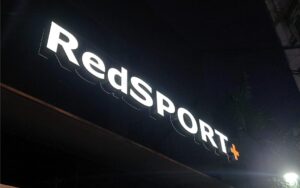 letras corpóreas en acrílico luminosas Red Sport
