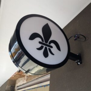 Logo luminoso en acrílico redondo