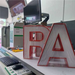 Letras corpóreas luminosas en acrílico