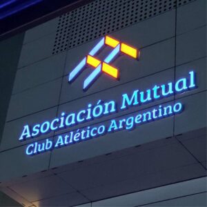Letras corpóreas luminosas negocios