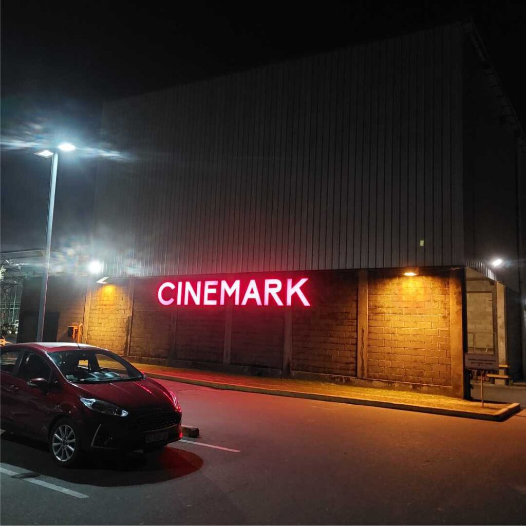 Letras corpóreas luminosas